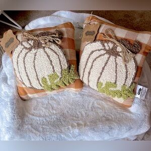 Mud Pie: 2 Mini hook pumpkin pillows w/orange & white check background.
8"x 8"